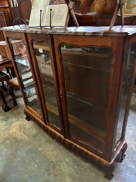 Lot 134: Display cabinet