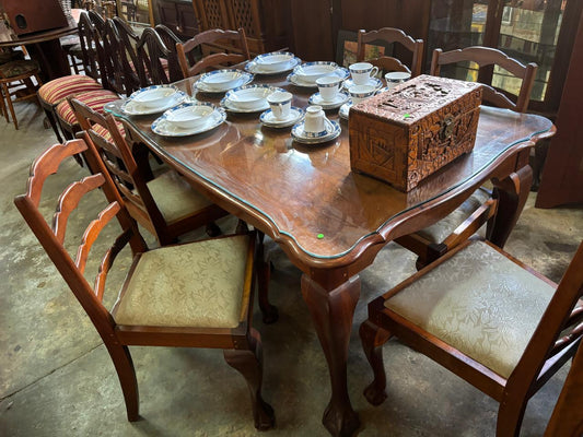 Lot 141: 6 Seater Dining room table & chairs (Imbuia)